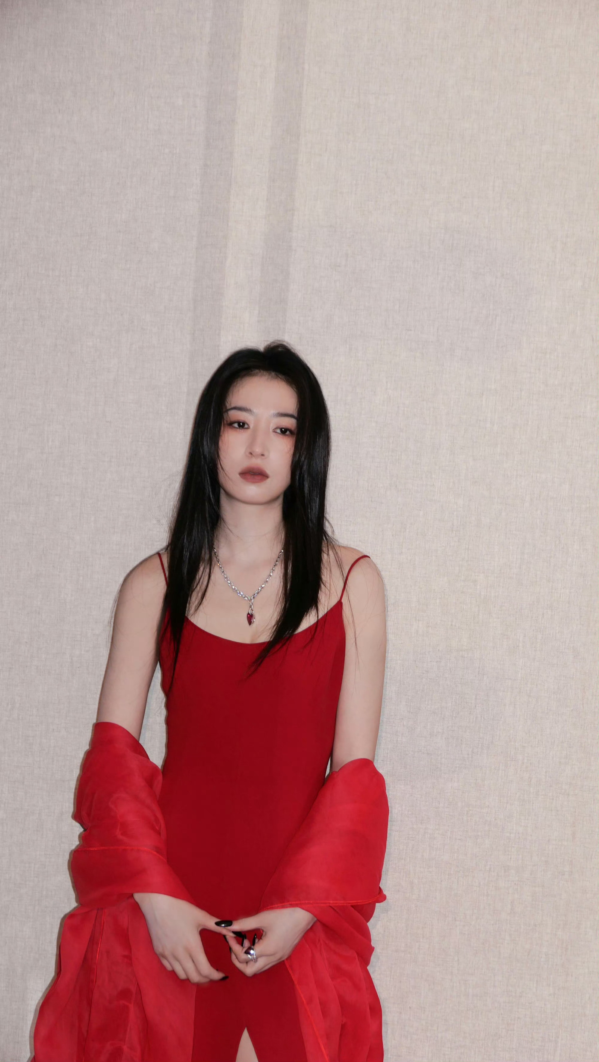 周雨彤红色吊带裙太美了周雨彤美女​​​