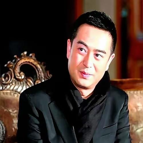 把张嘉译和于和伟放一起，到底谁才是叔圈演技的天花板？​这问题放以前，很多人可能没