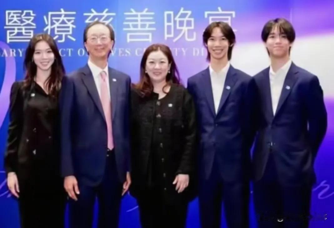 优雅迷人的伏明霞伏明霞，中国跳水界的天才少女，14岁即获得奥运金牌，成为史上最