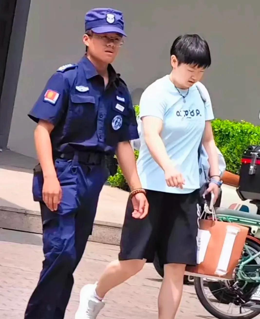 今日份的莎莎和大头。两个人也是好起来了，有专门的安保人员护送他俩。太阳好大，