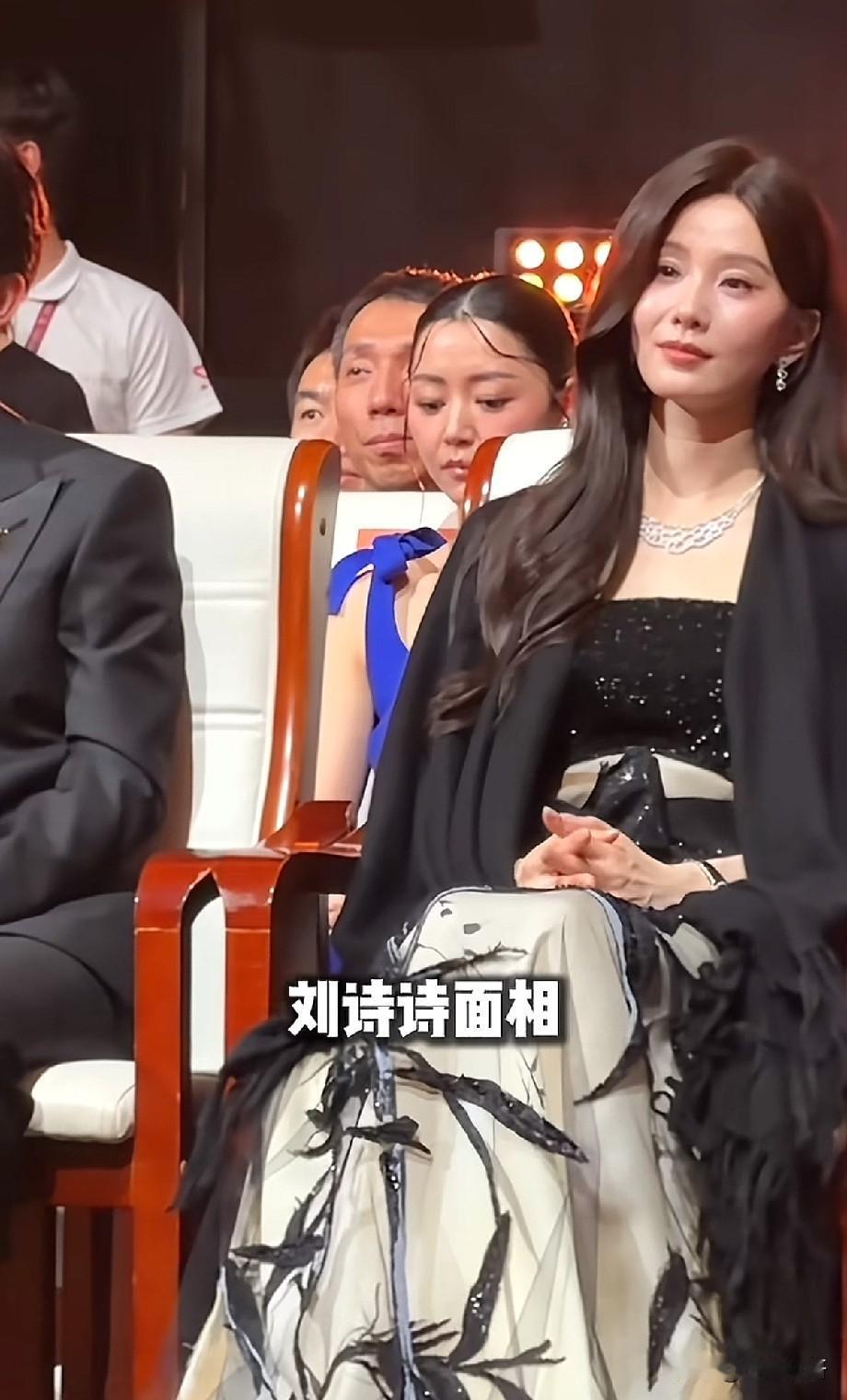 刘诗诗活动生图流出，和精修图差距明显，网友：状态落差好大某大型晚会现场，刘