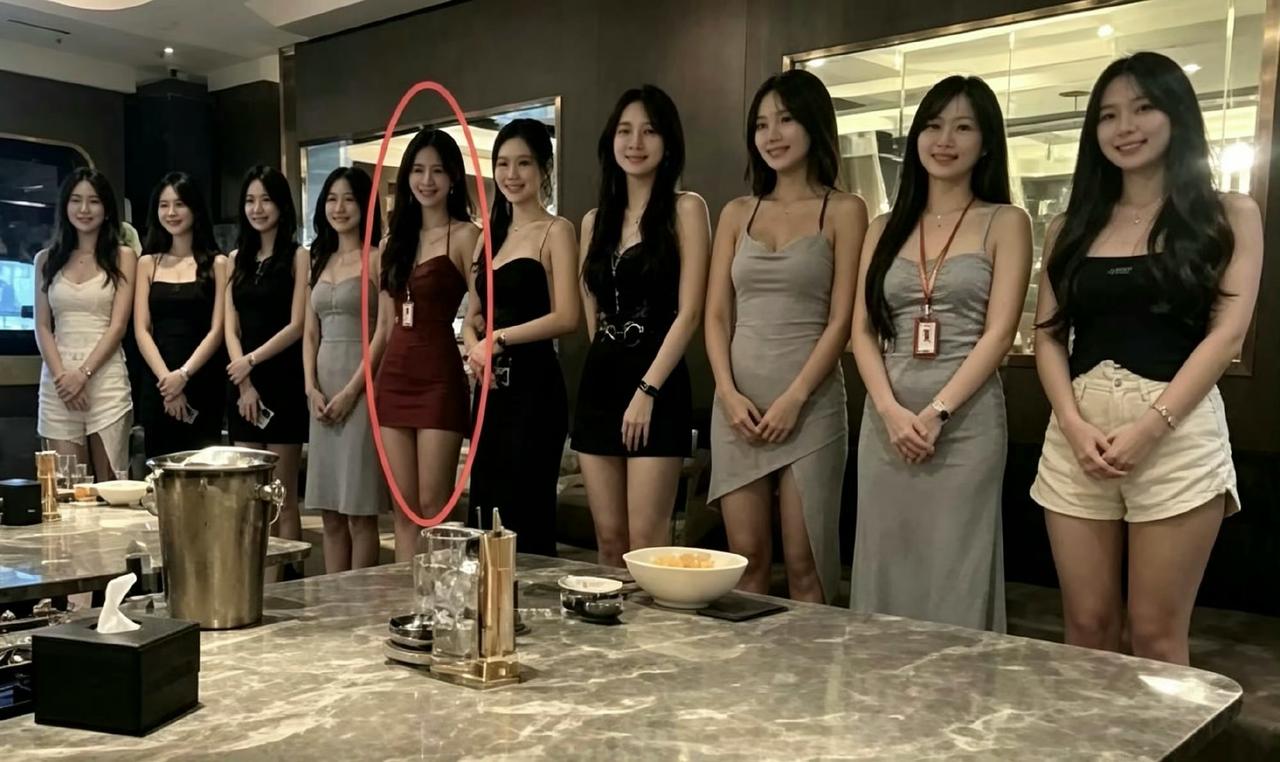为什么说不能选红衣服的？难道将手背到后面是什么大忌讳吗？