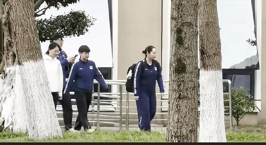 莎莎封训很开心，而且小分队的人员也壮大了呢，除了队医小姐姐，体能翔哥，佳佳，还有