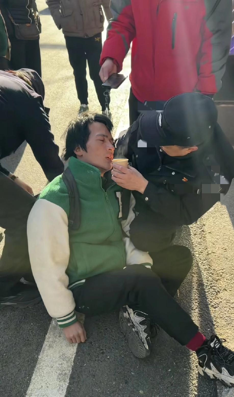 全国著名的“晕倒哥”，在大连再次晕倒博同情骗钱！这次居然连帽子蜀黍好像都上当了，