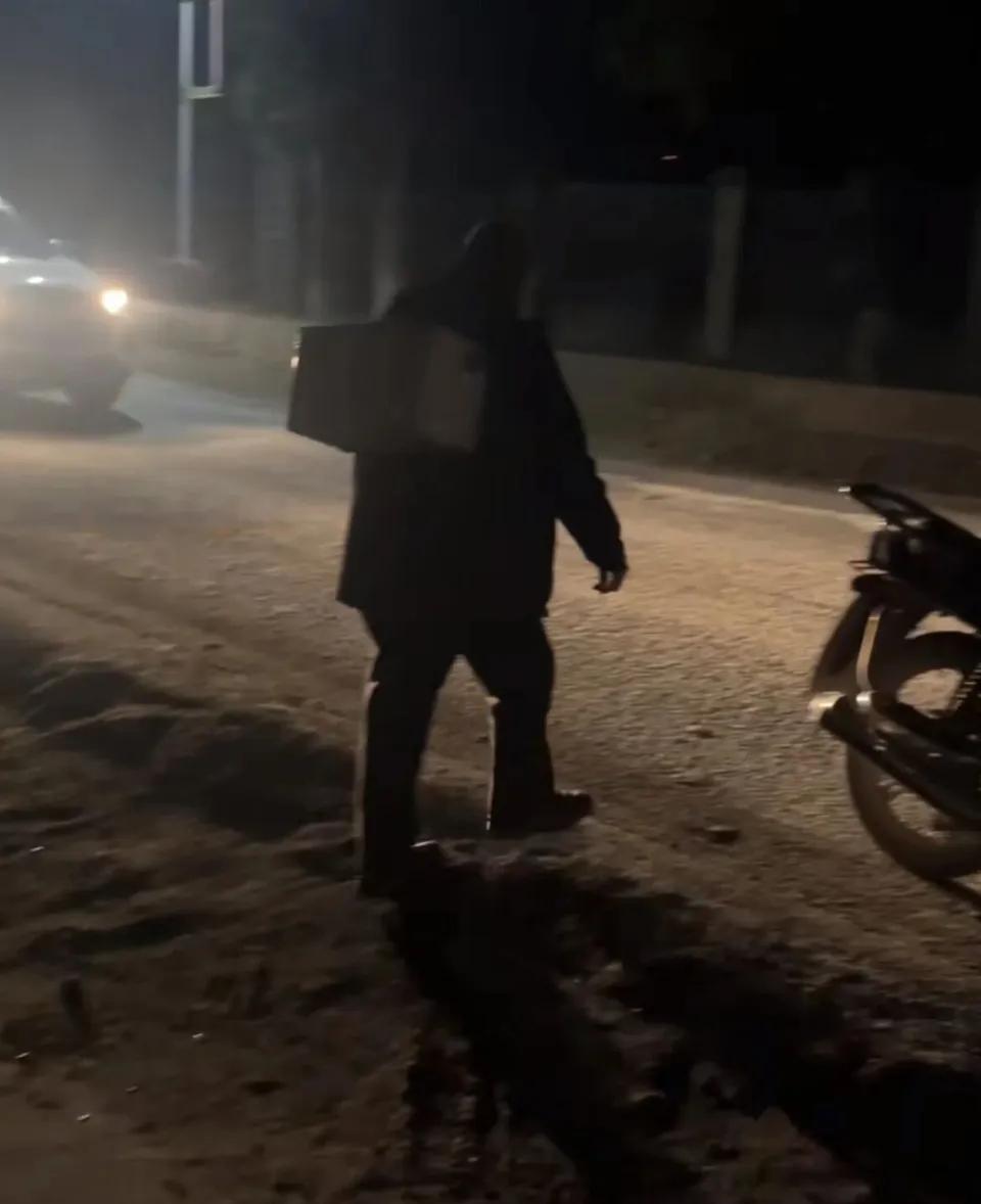 现实版悬壶济世！湖北老爷子过68岁生日，家里人正围着蛋糕要切呢，晚上八九点钟，电