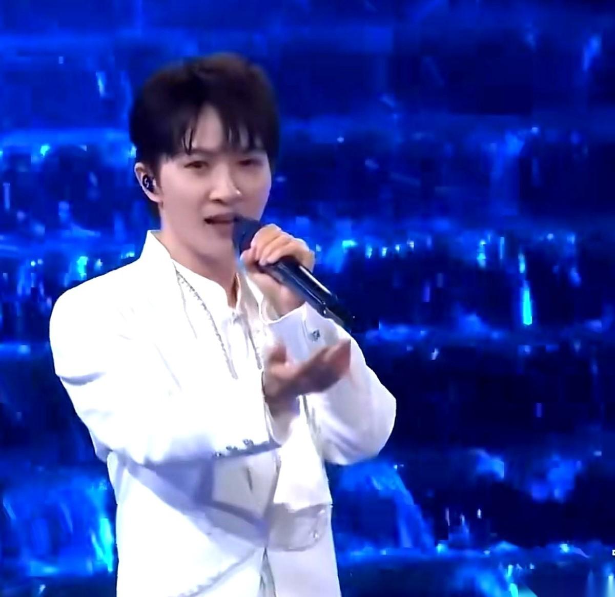 刷手机看到个巨好笑的评论，说周深唱歌，以后路不好走。我心想这是犯了啥天条了？