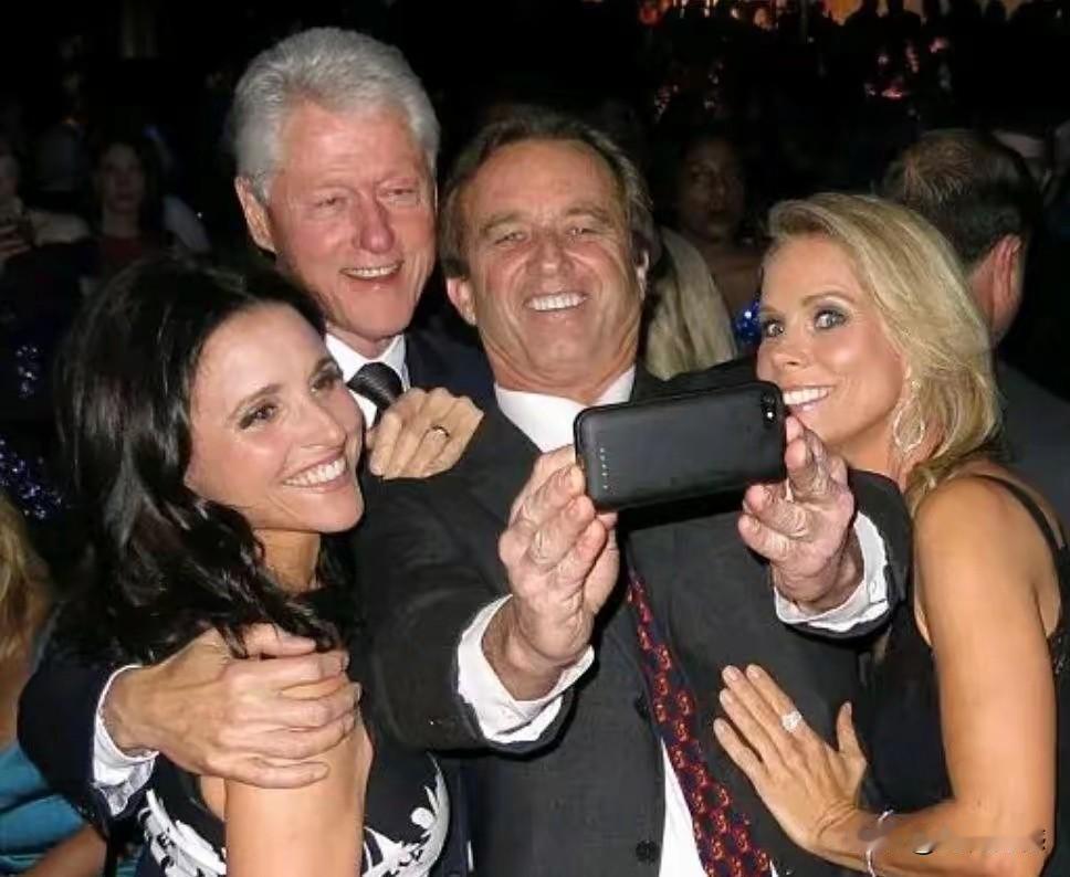 克林顿这一辈子，也算是够风光的了，年纪轻轻的时候，就登上了总统大位，成为当时最有