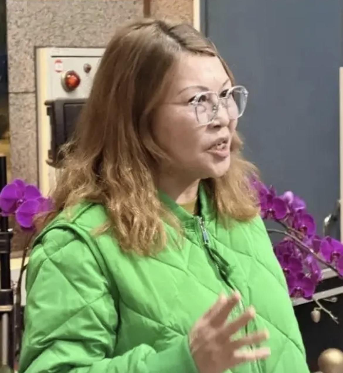 何鹰鹭5点怒批退党：国民党的“统一”，原来只是文字游戏？穿绿衣喊“我变绿了”，何