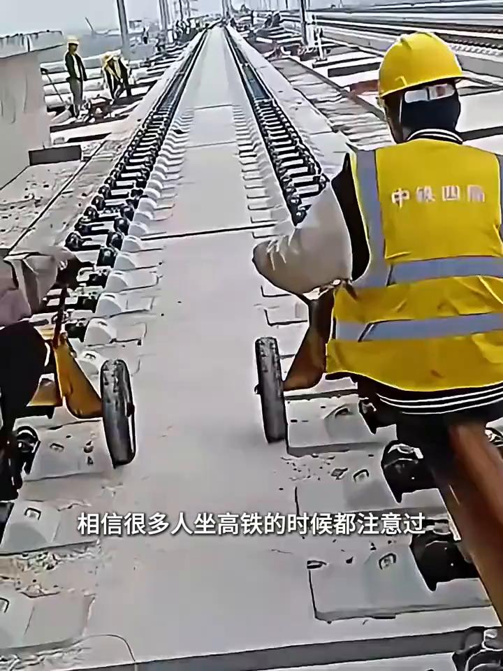 为什么高铁轨道没有碎石？它与普通火车轨道又有什么不同？相信很多人坐高铁的时候都注