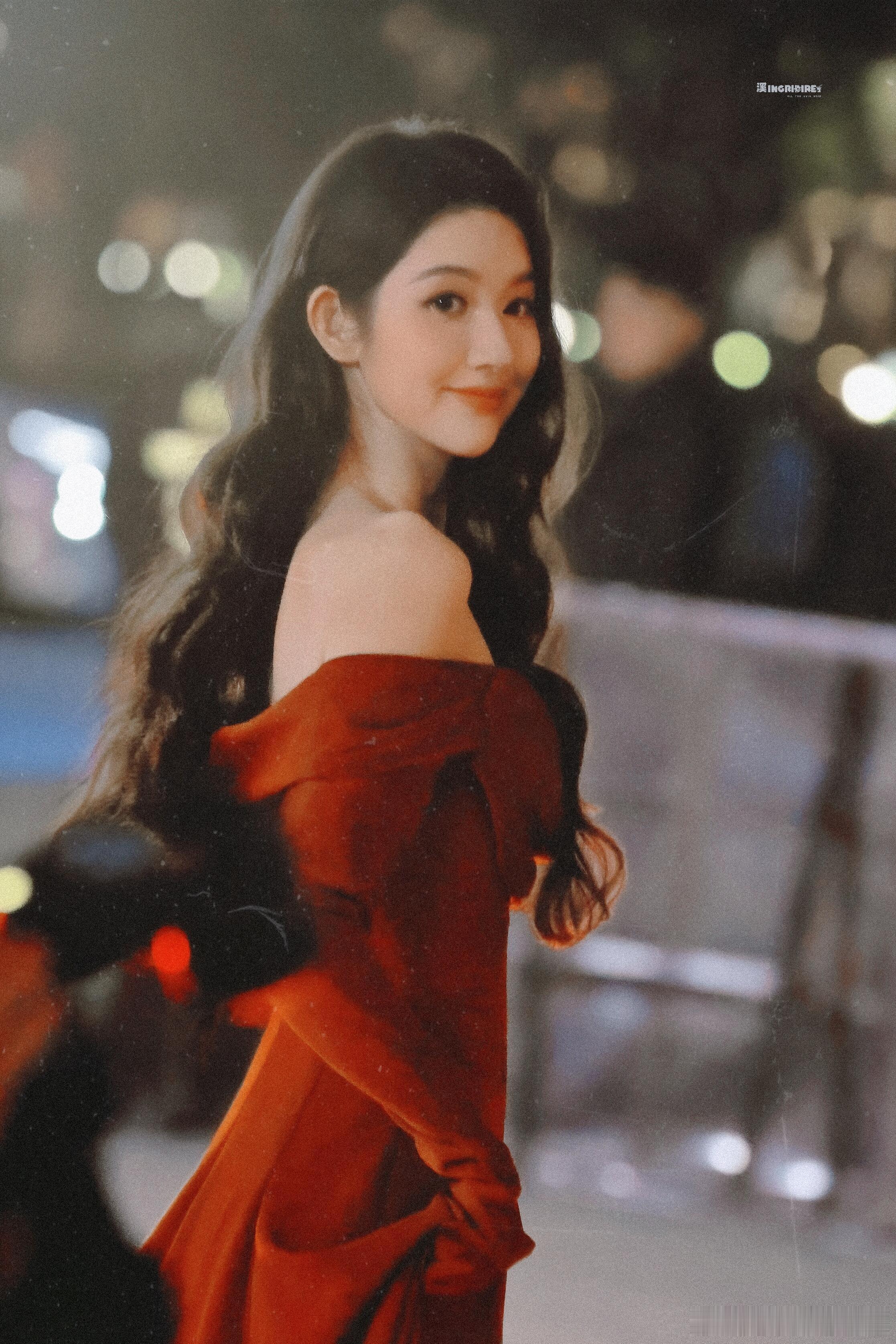 王玉雯这次下车神图有了芭莎活动红毯造型王玉雯芭莎红毯这下车图封神了！一袭礼服又