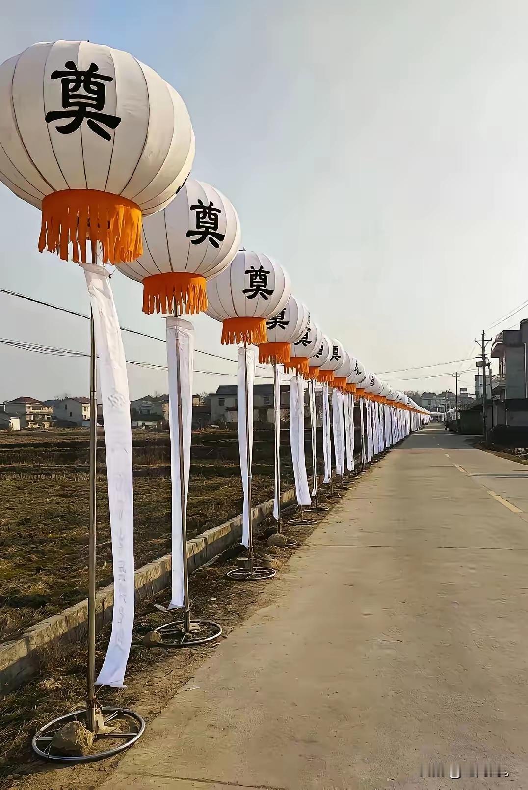 最近，有两件殡葬事例引起了网友关注。第一件事就是湖南祁东，道边绿化带出现了两米