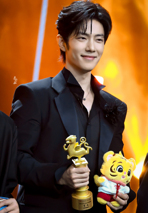 说肖战不配拿影帝的，你去查一下他干了什么。剃寸头，晒黑皮肤，把自己逼进一