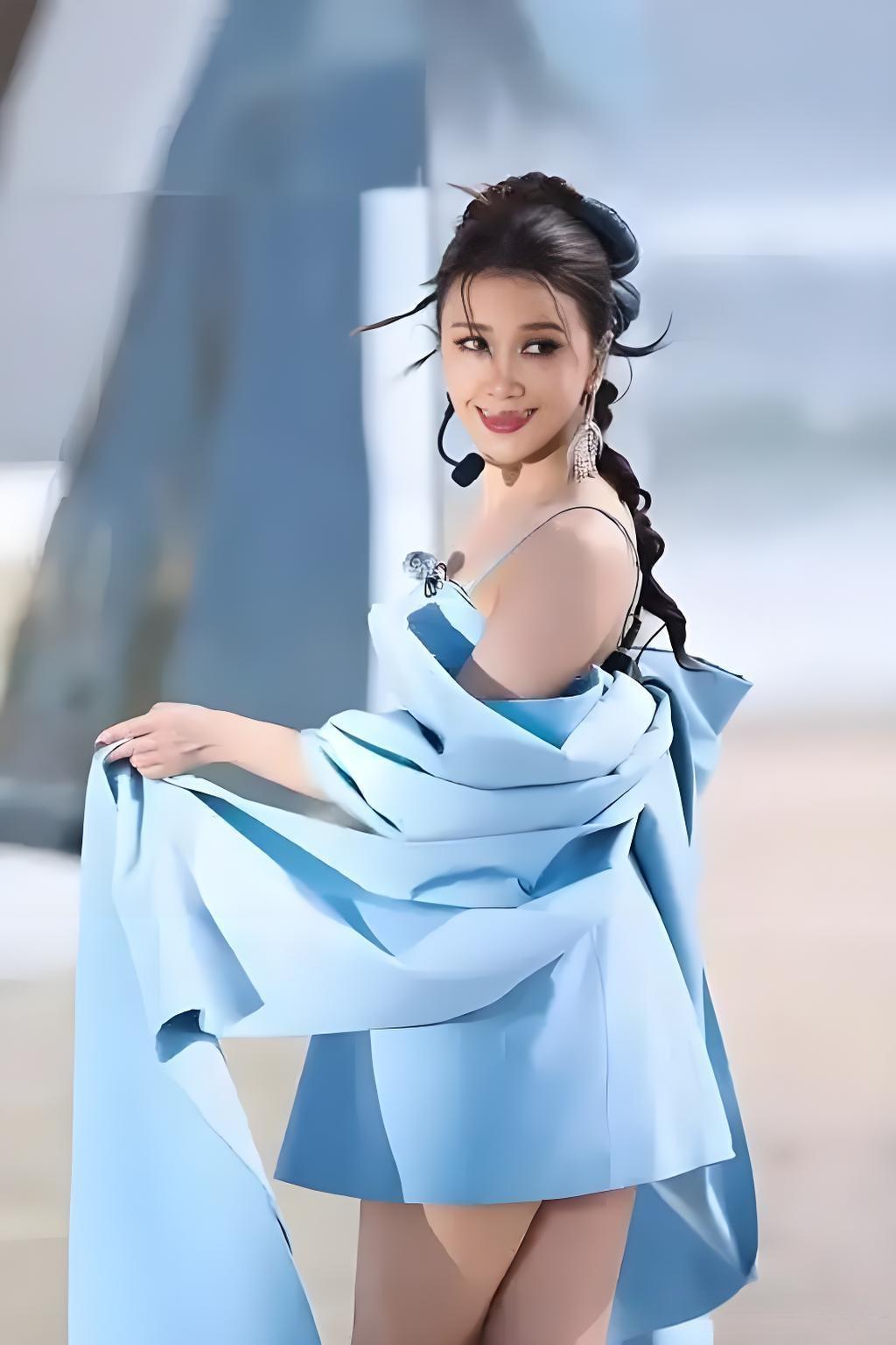 王蓉写真集中，灵动俏皮姿态尽显，笑容甜美，活力气息满溢女明星美爆了优雅气质