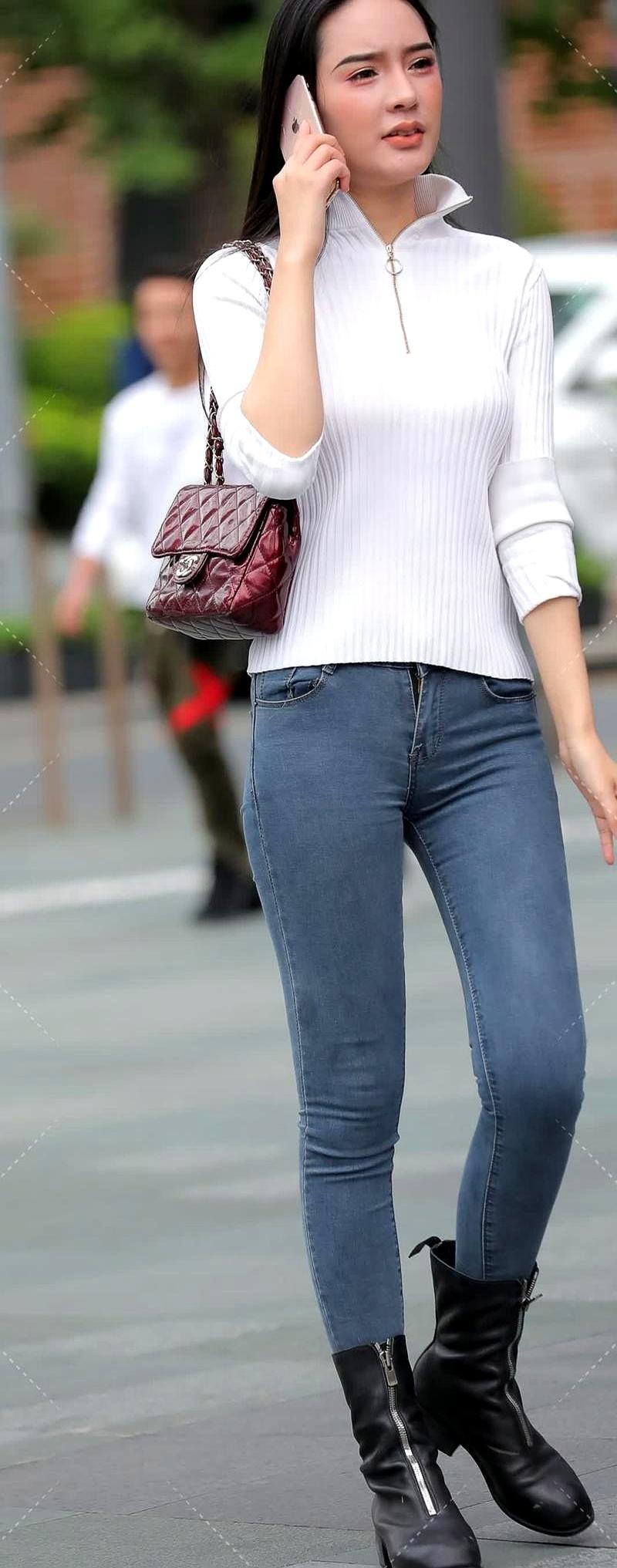 白色针织衫搭红色菱格纹堪称时髦精的穿搭密码竖坑条白针织衫藏肉效果一流搭配