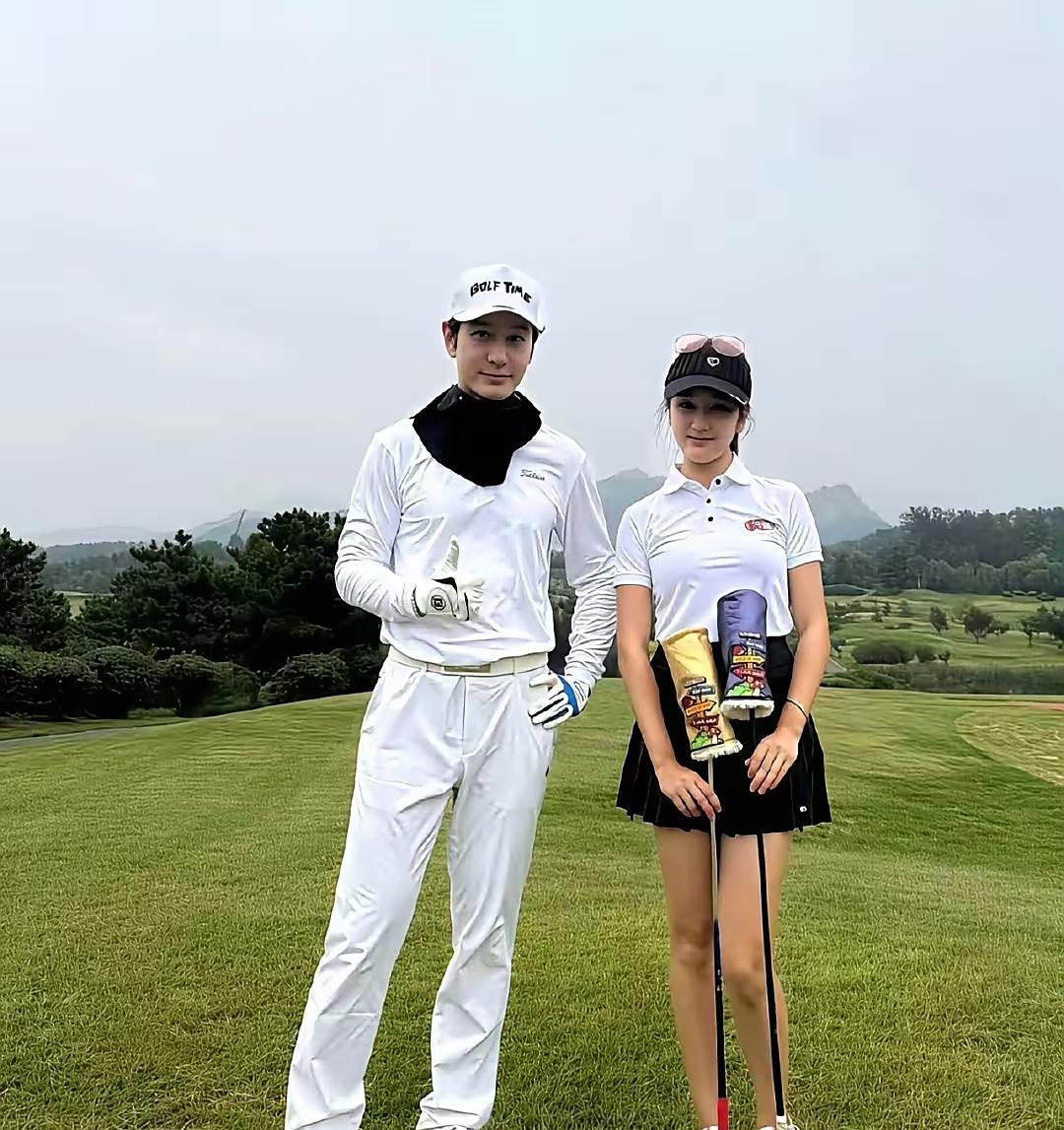 黄晓明新女友回青岛！自然脸凭啥比微do更圈粉？黄晓明带新女友回青岛过节，俩人在