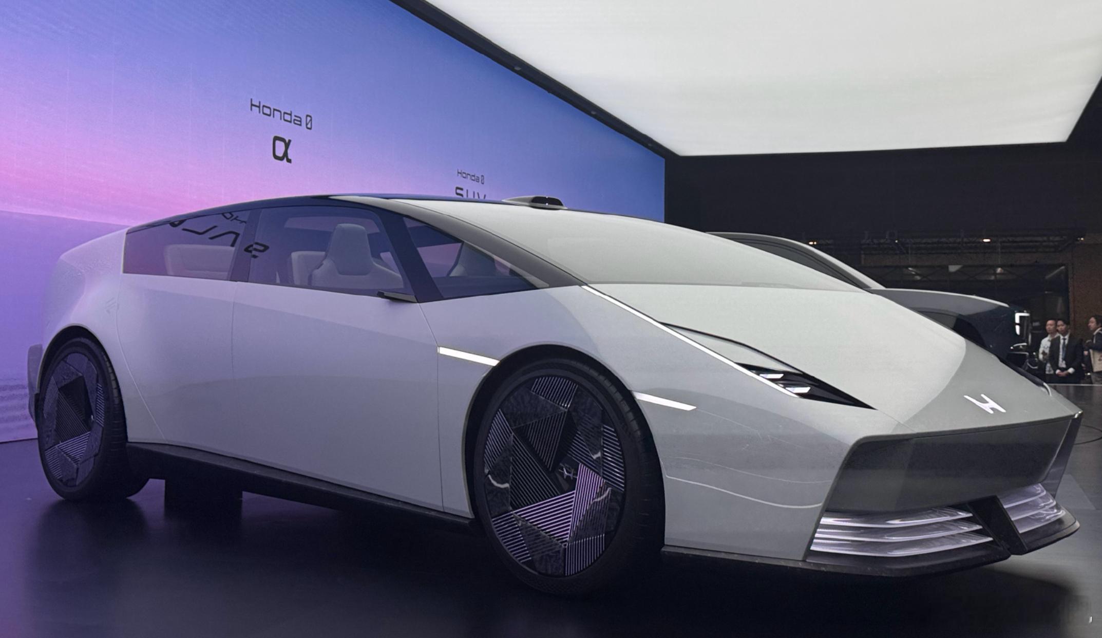 像不像理想MEGA拍扁了！？本田的saloon概念车图源：新出行同学​