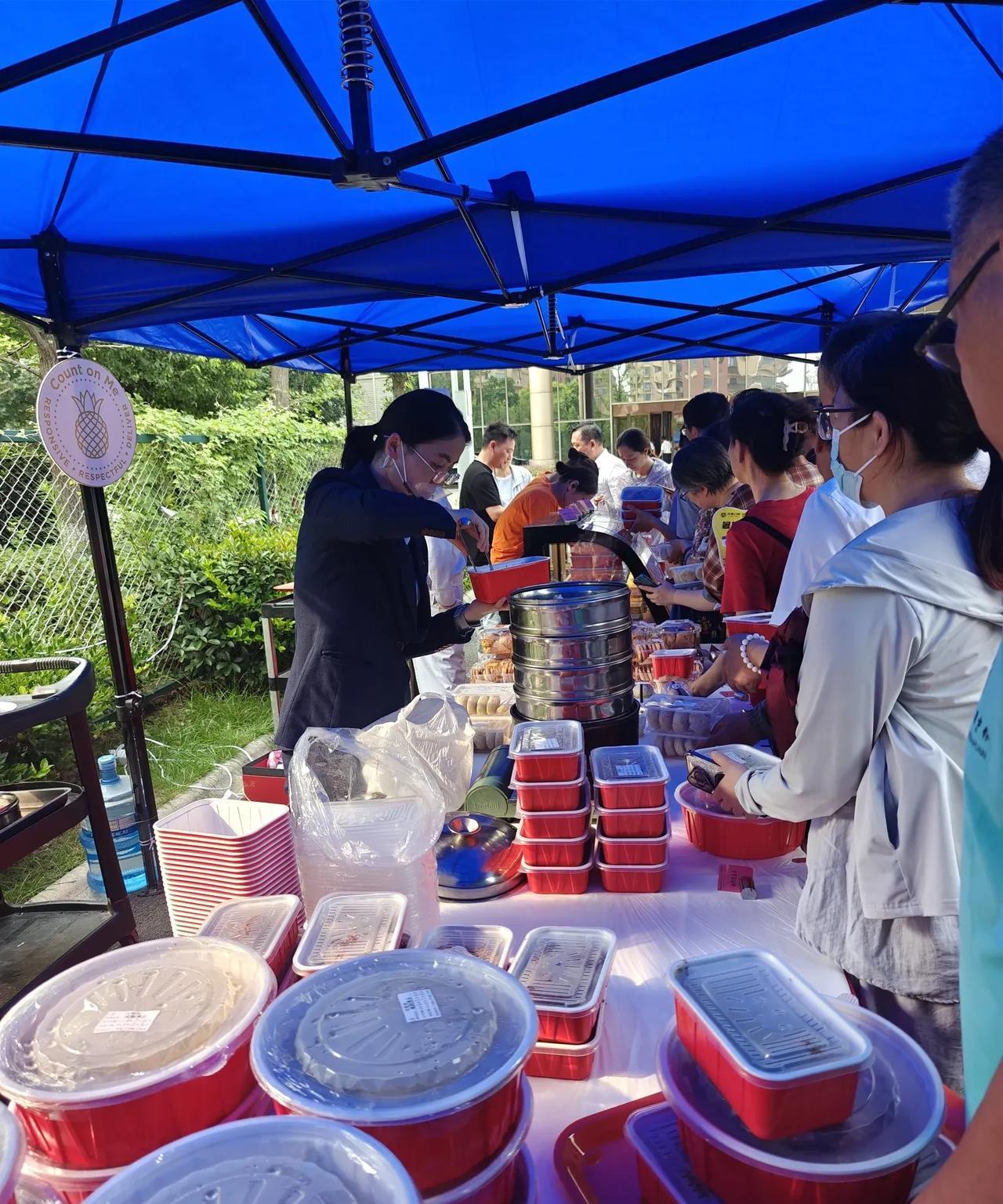 现在每到下午3-4点钟，常州各大酒店就开始出来摆摊了，原因大家都懂，整治违