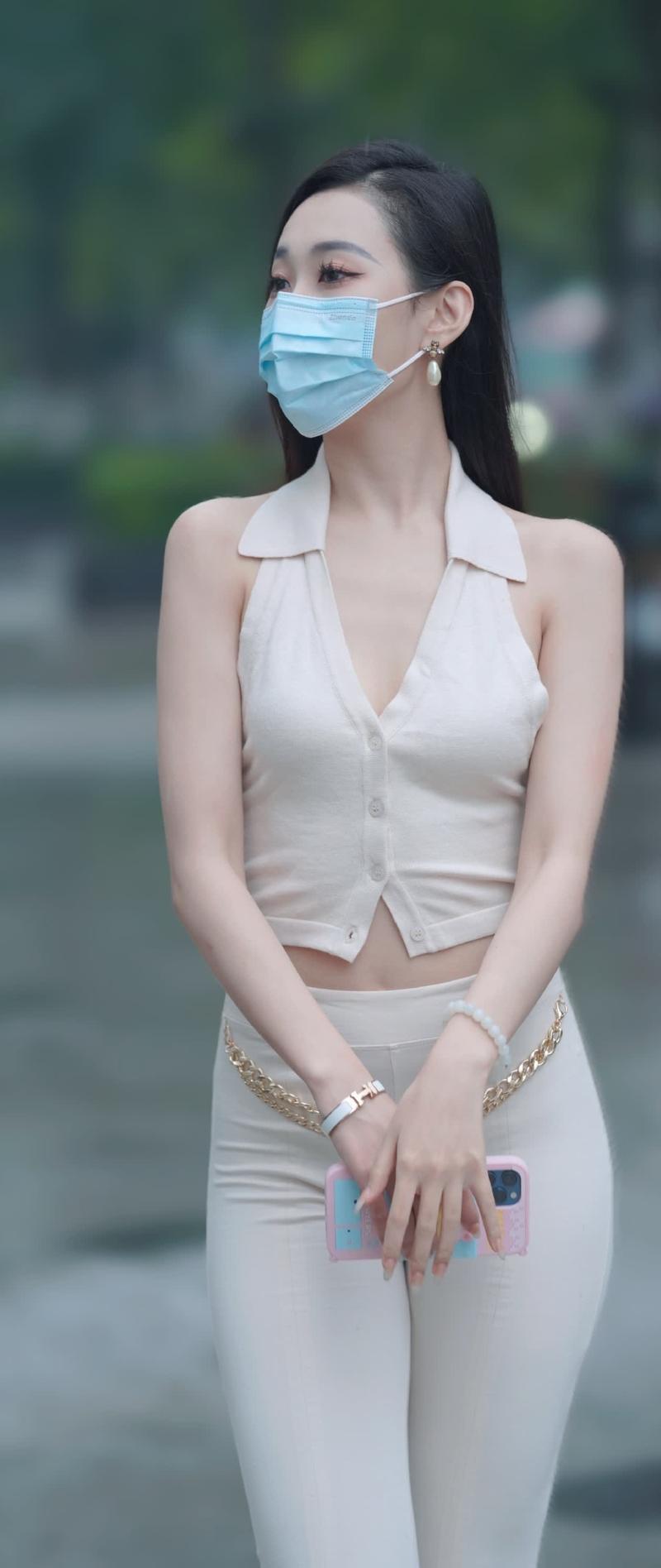 这套穿搭是轻熟辣妹风，既精致又带点小性感，很适合日常出街或约会~核心亮点：