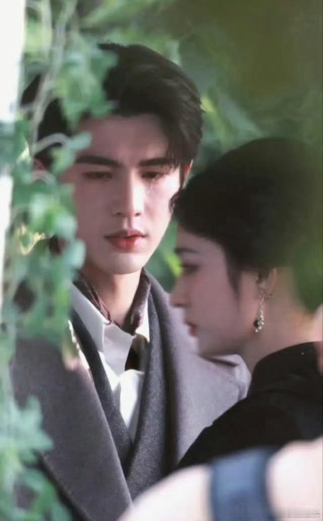 这样的婚礼内娱我从未见过《这一秒过火》婚礼路透太绝！张凌赫王楚然同框超般配，这