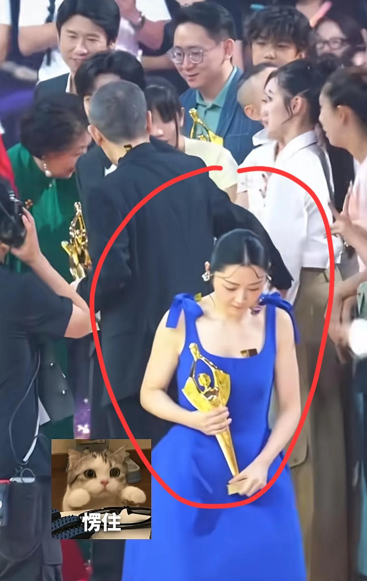 娱乐圈，果然是个名利场！百花奖散场离场的时候，全场人都围着易烊千玺、萨日娜、