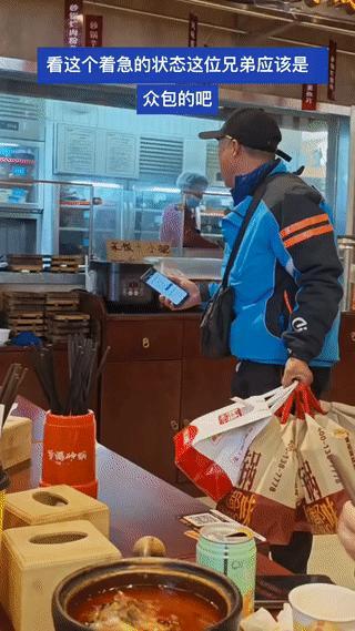 眼看就要送餐超时了！商家却迟迟出不了餐？外卖员大叔急的不停的大喊，催促商家尽