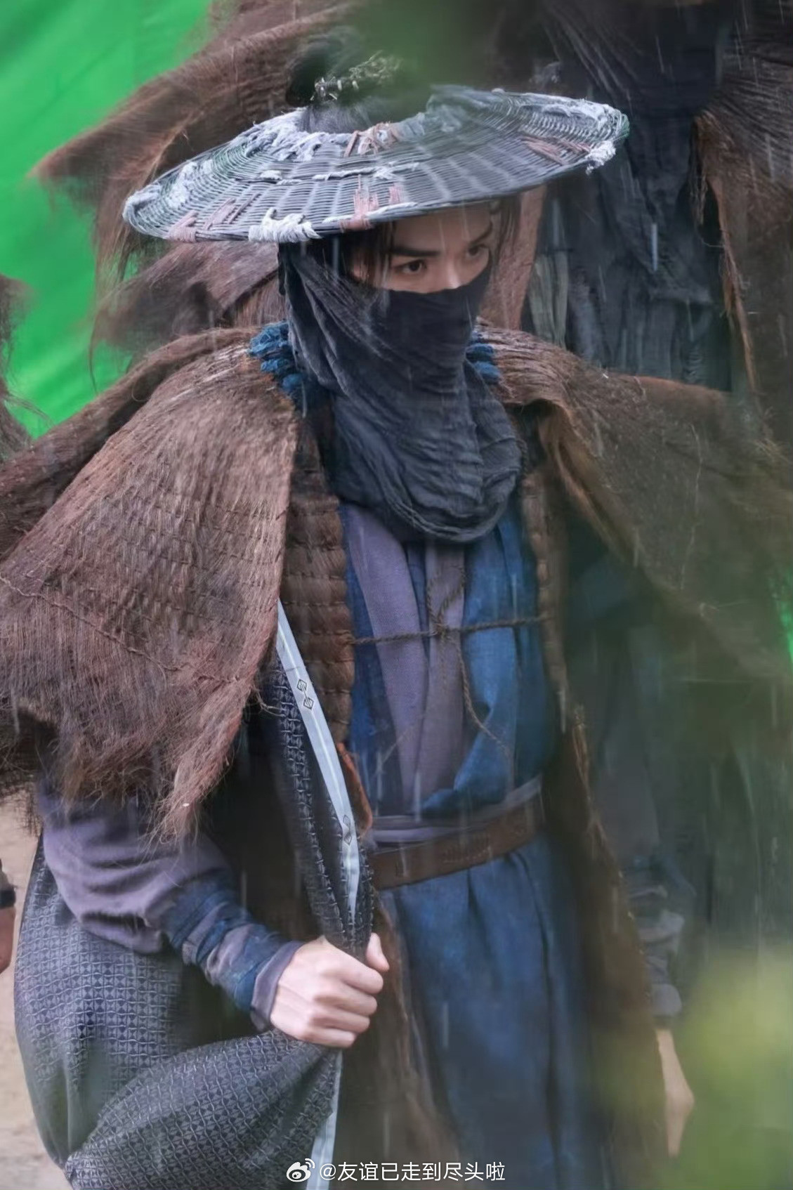 龚俊《白衣公卿》蓑衣造型路透，这剧造型目前看着不错，很有侠客范儿​​​