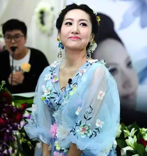 “揪心！”北京35岁女子胃癌晚期，她穿着婚纱为自己举办葬礼，谁知，去世10年丈夫