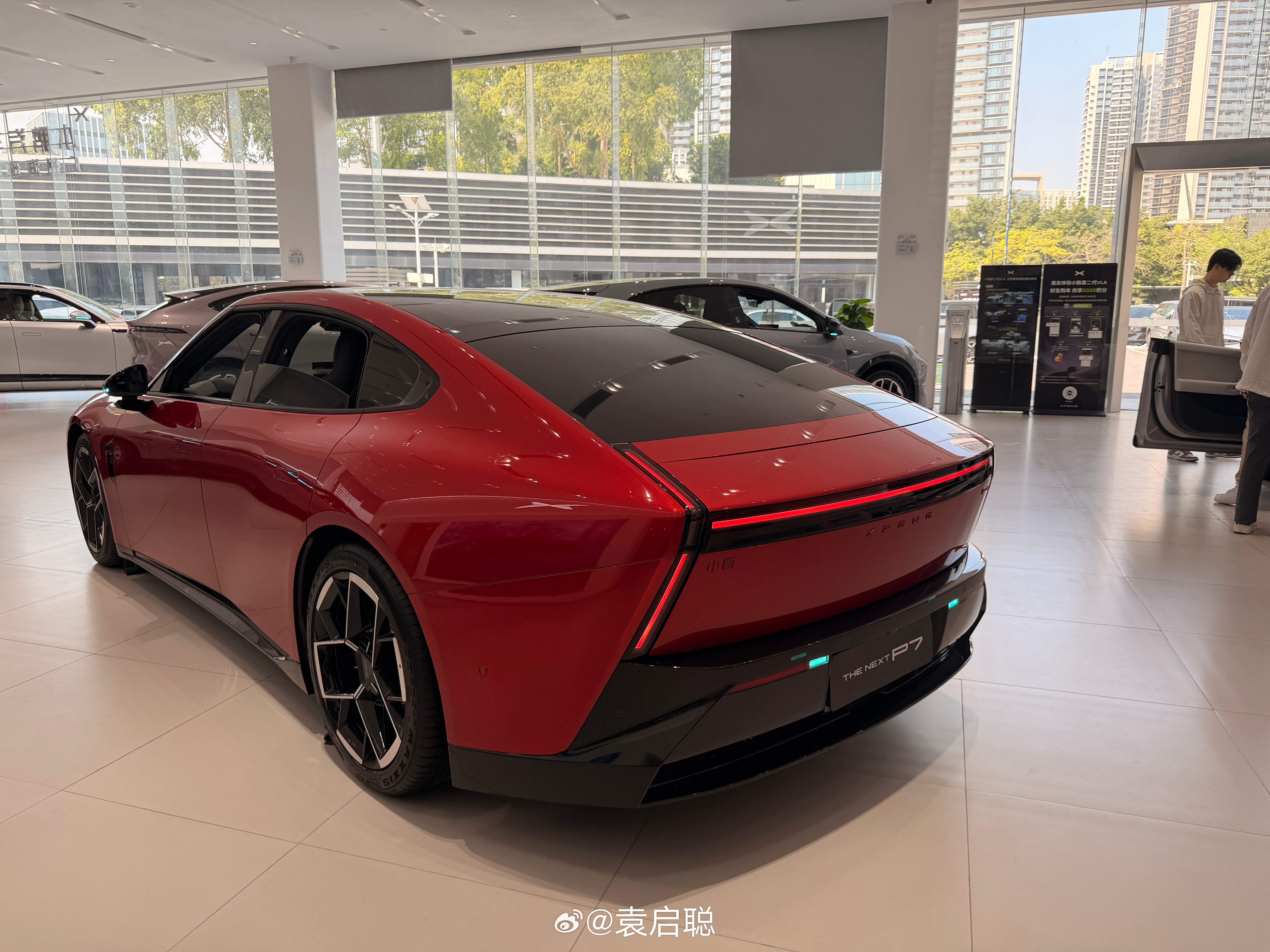 去保养车子，看到新P7的新颜色，这个红色好特别，不是太艳，有很显眼包，新轮毂也很