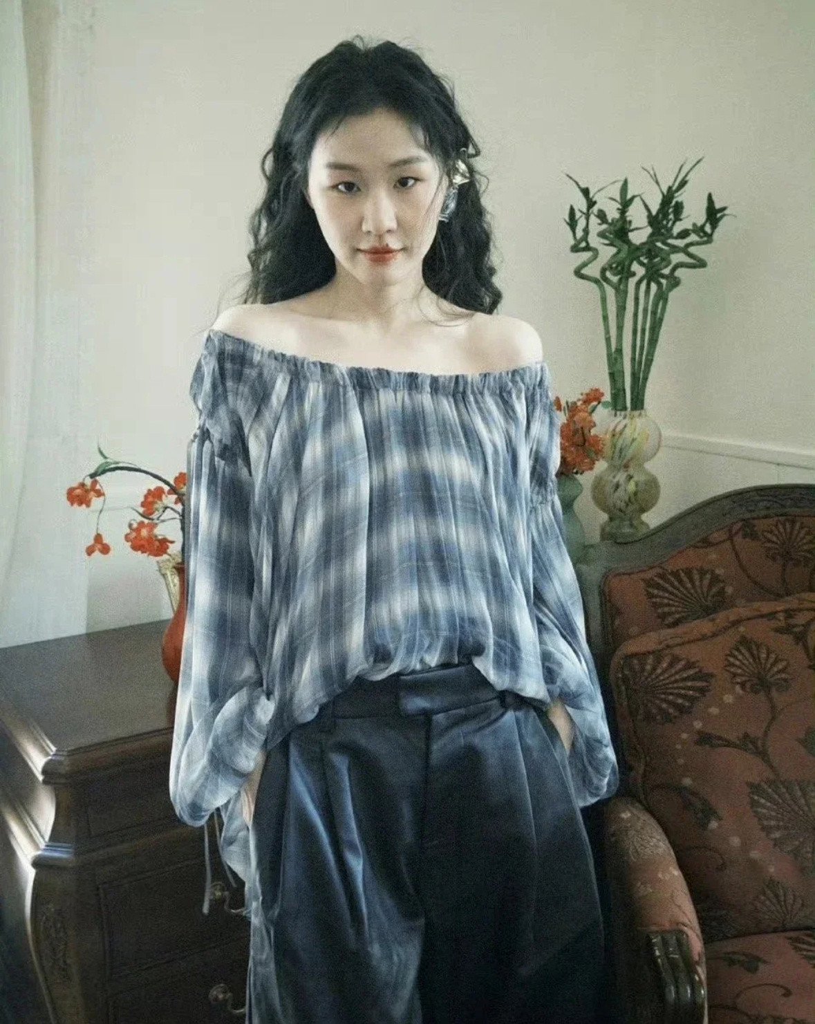 金靖笑起来好有感染力，穿的素素的，但是就很好看​​​