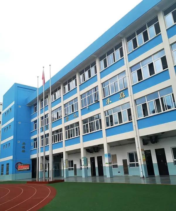 真的是听到一件奇葩事了。一位乡镇初中学校的历史老师说，他们学校每个年级四个班，按