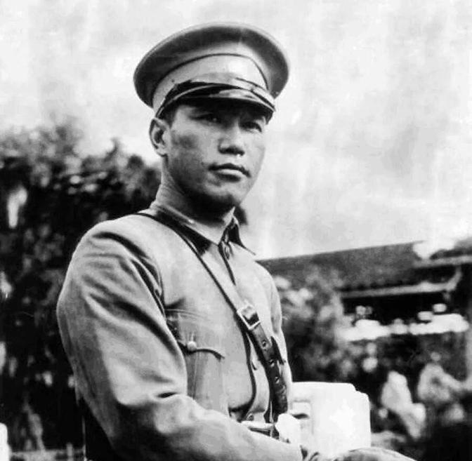 1927年8月13日，下野的蒋介石乘火车离开南京。临走时，送行的人很少，白崇禧、