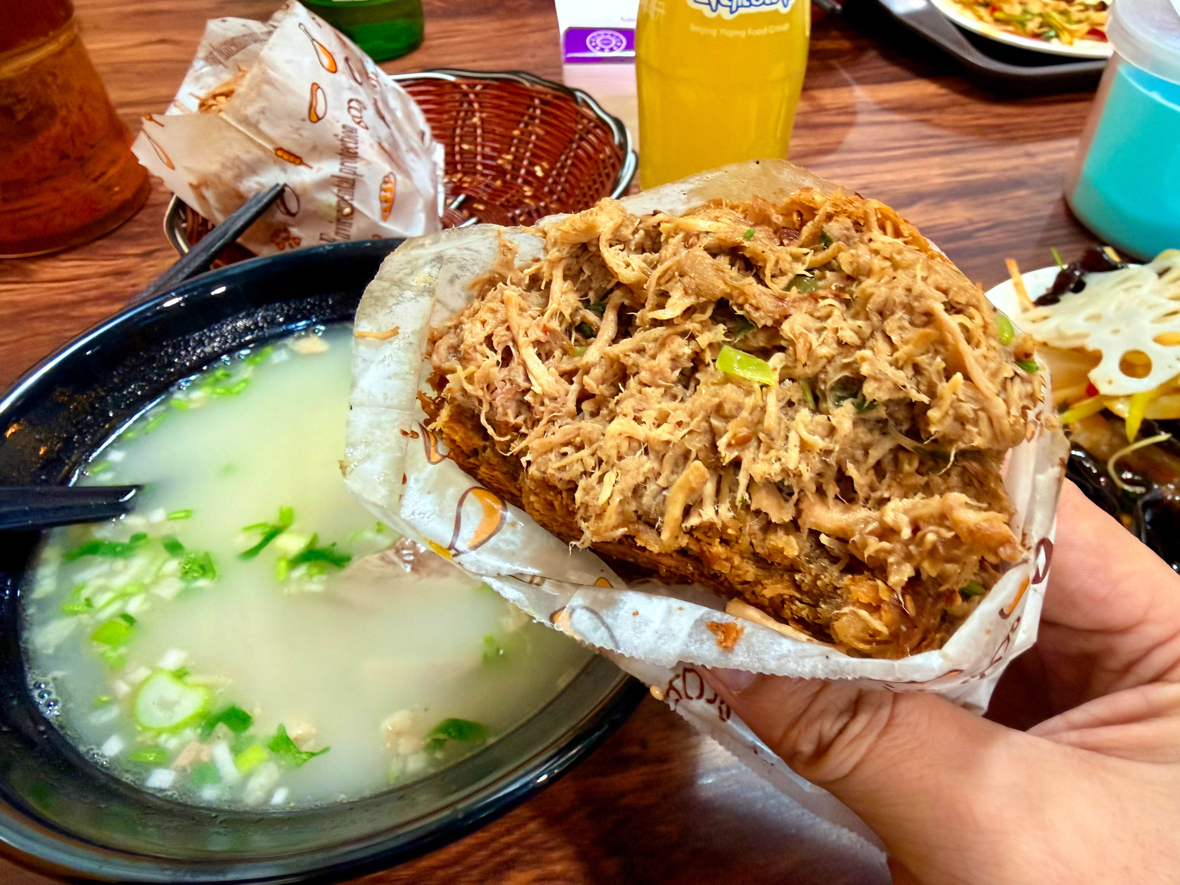 北京这会儿太冷了，来碗羊汤暖和暖和配上这烧饼夹坛子肉，简直了北京·万红路羊汤烧