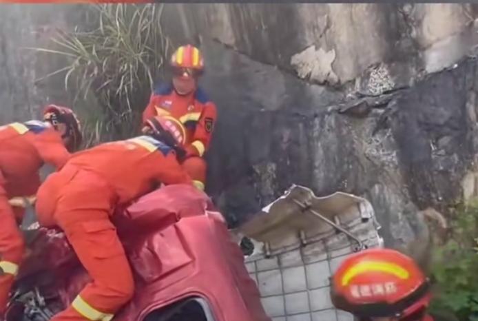 看一次心痛一次！英雄不该以这样的方式被记住。正月初三，湖南新化的消防员们却