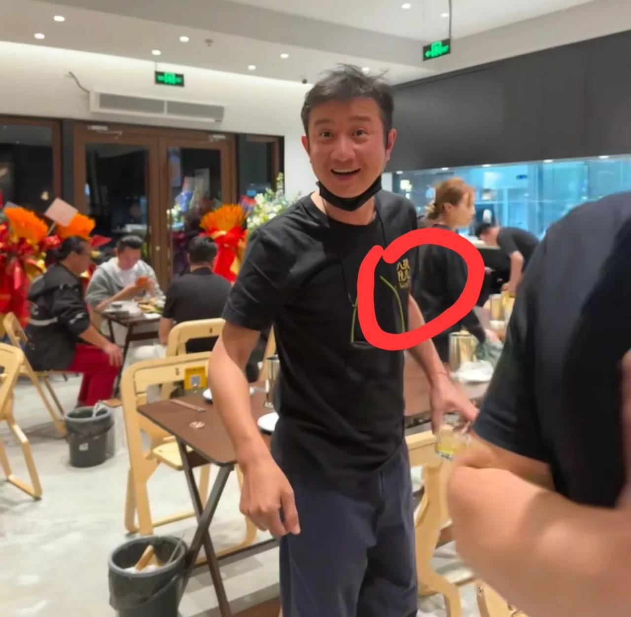 文章开饭店了，还把饭店开在了马伊琍的老家上海，叫“八號院儿”，非常有老陕味道的一