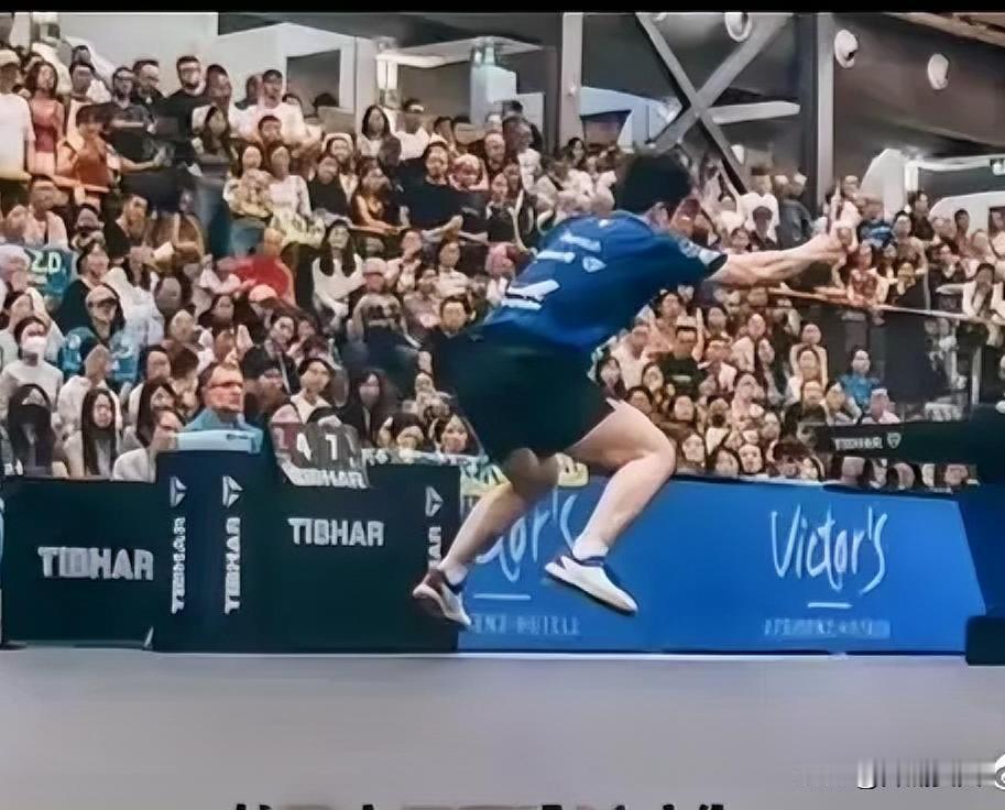 樊振东，我一老头子叫你东哥了。我就问你东哥，你在德国玩的挺嗨啊，你玩这么嗨你考虑