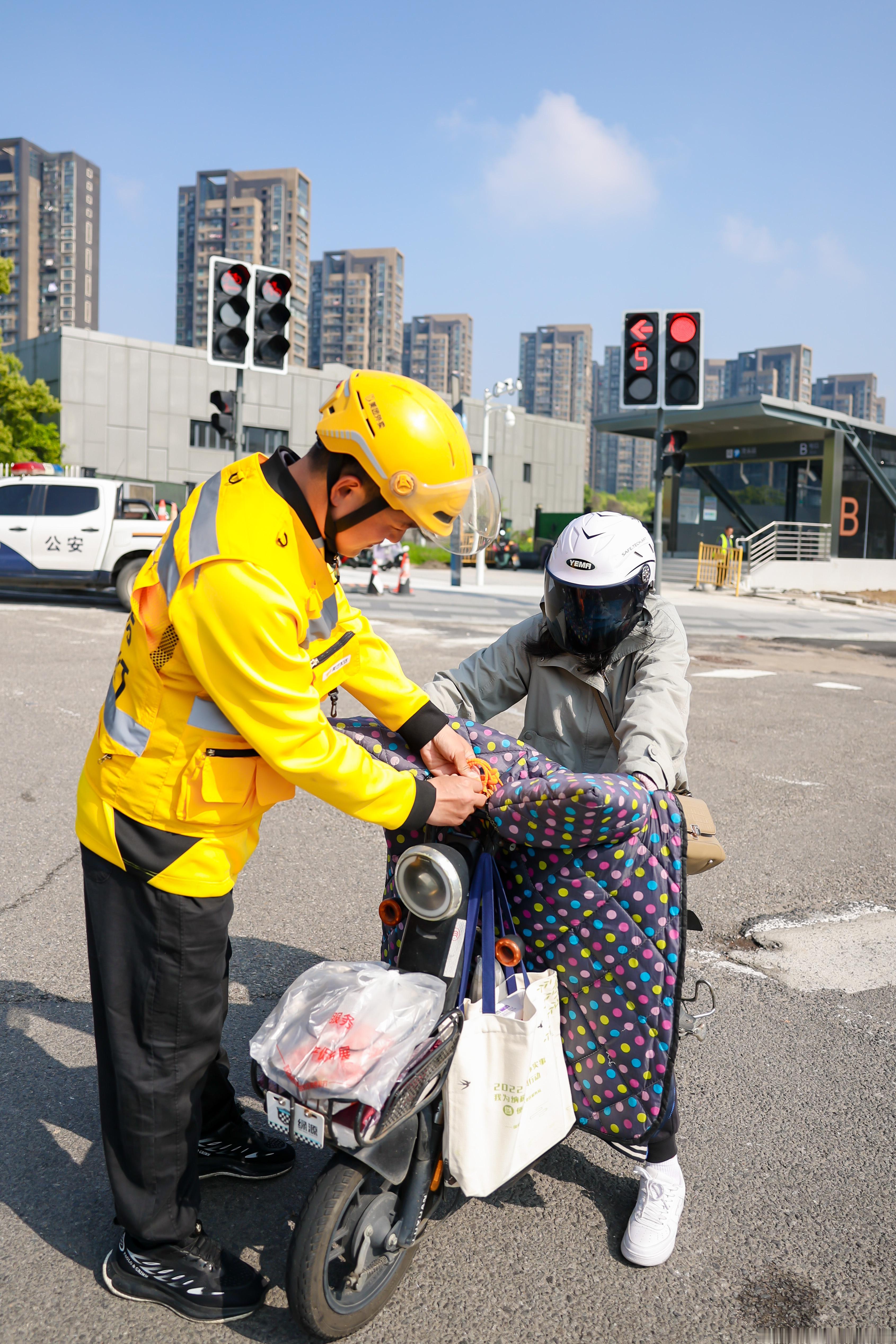 宁波街头骑手不送外卖送福袋宁波的路口，美团骑手成了“平安使者”。暂放订单的手，