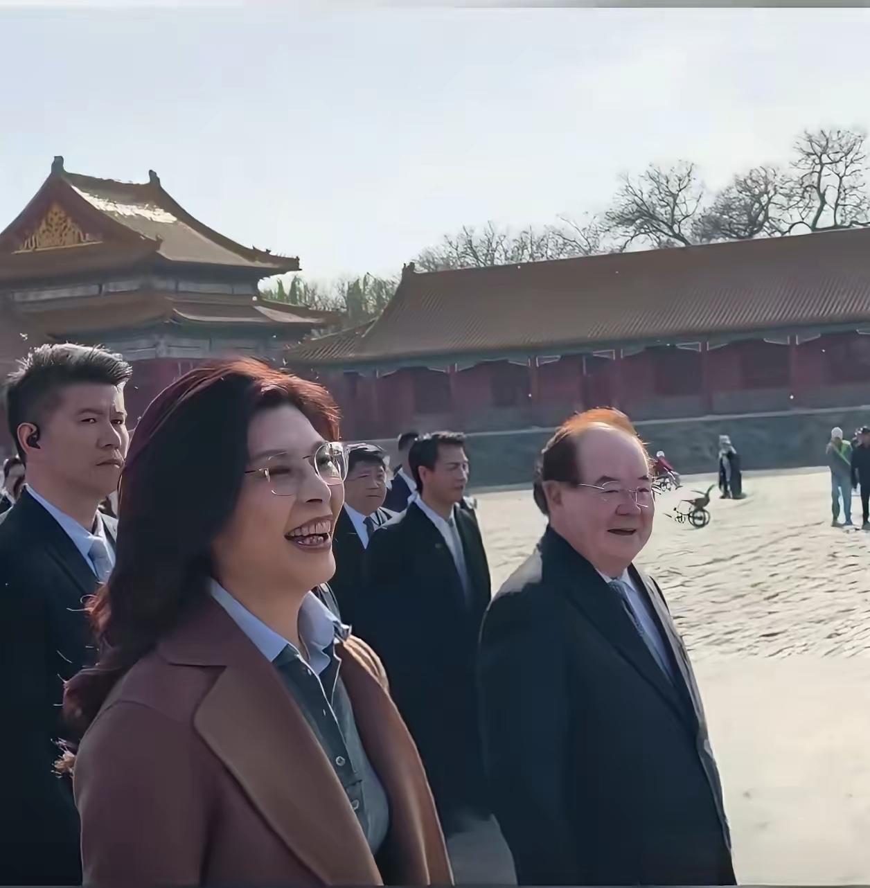 郑丽文的行程接近尾声，与所有人一样，去了北京，肯定要去参观故宫，郑丽文也去了。