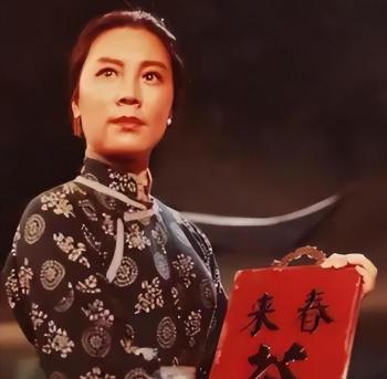 1941年，谭震林被特务拦住问话，一个挎着篮子的小媳妇走过来指着他就骂：“不就是