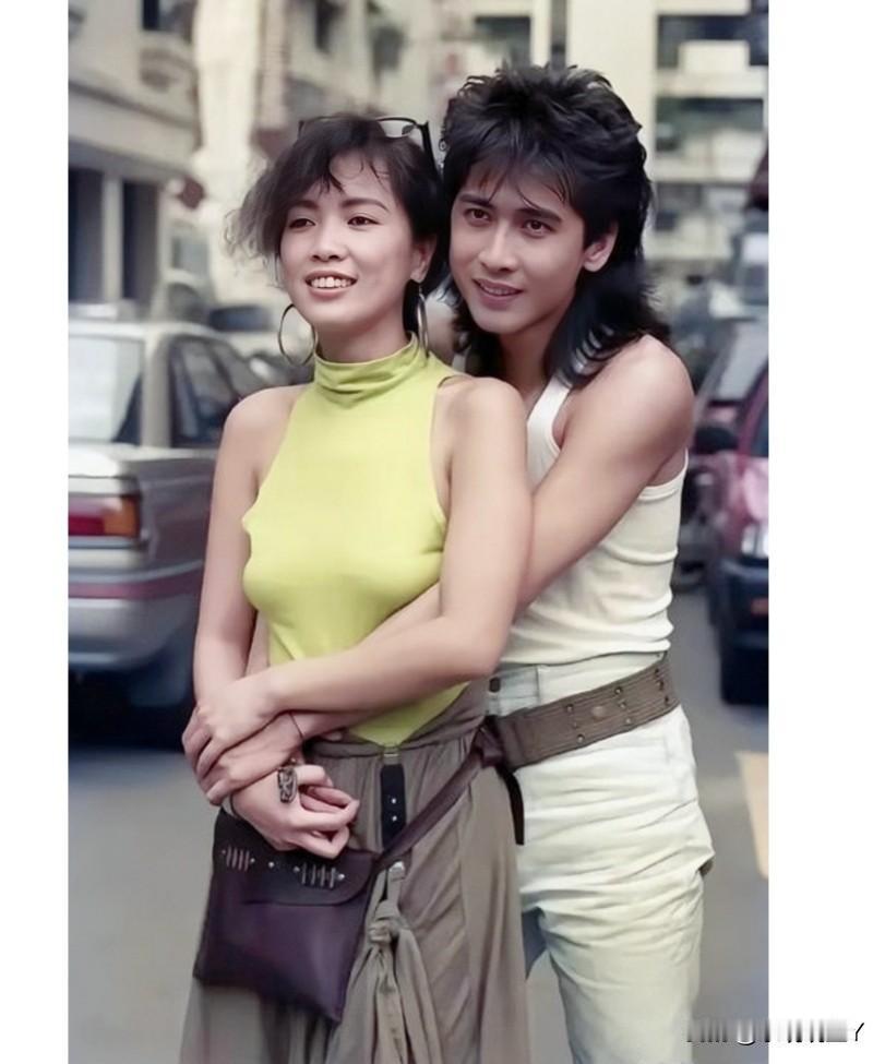 这是齐秦与他的姐姐齐豫的一张合影老照片，拍摄于1981年。齐秦当时21岁，确实英