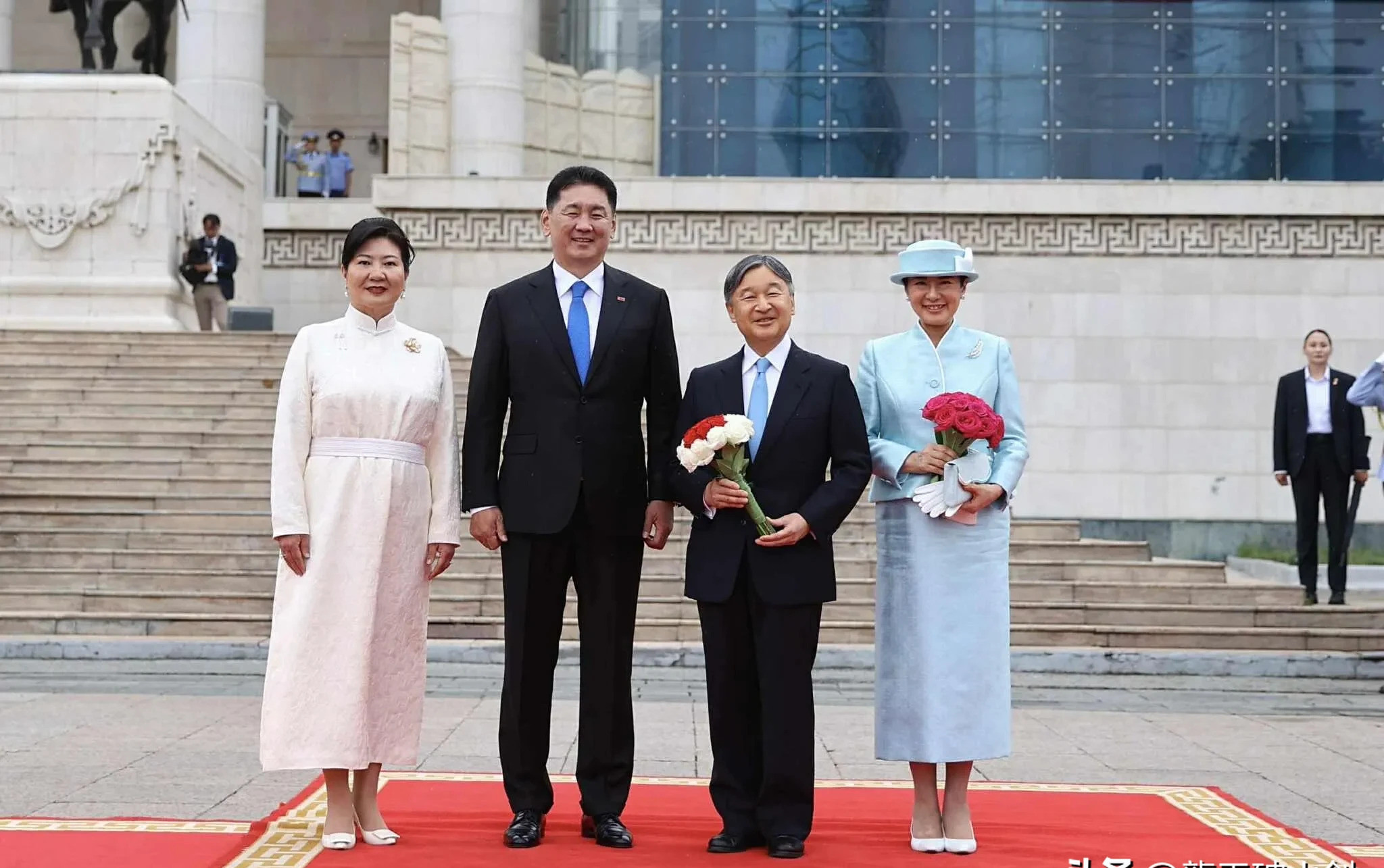 德仁天皇访蒙，身材矮小还拿花啥？天皇访问蒙古国了？这画面