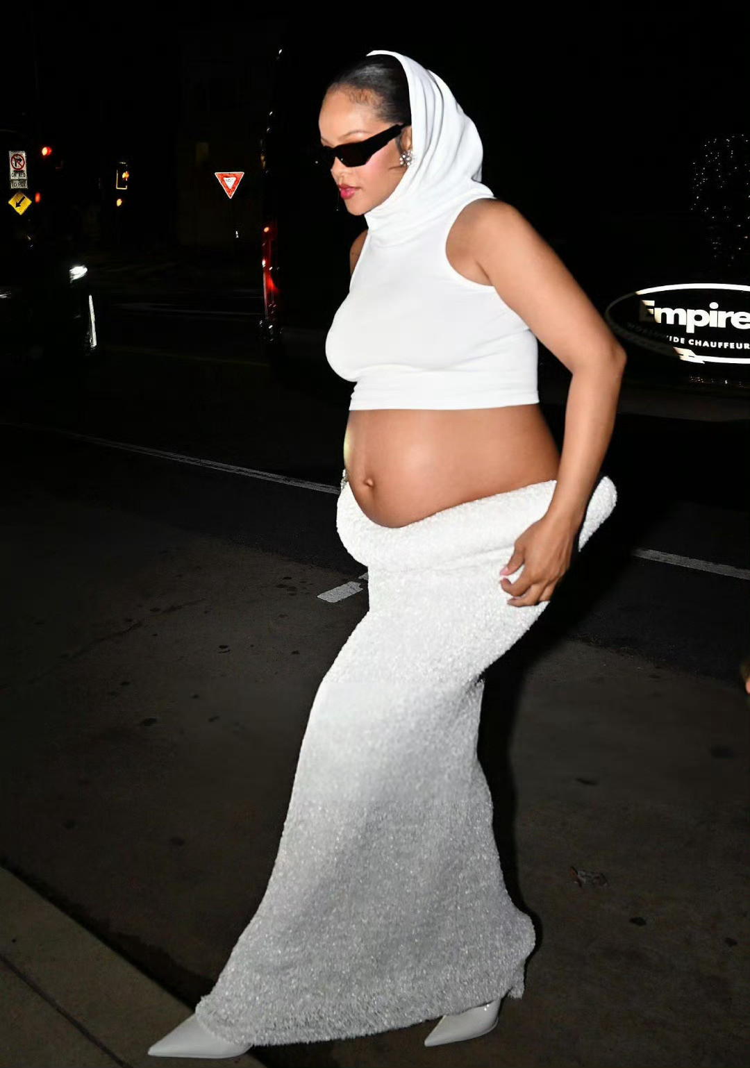 Rihanna洛杉矶街拍服饰：ALAÏA​​​