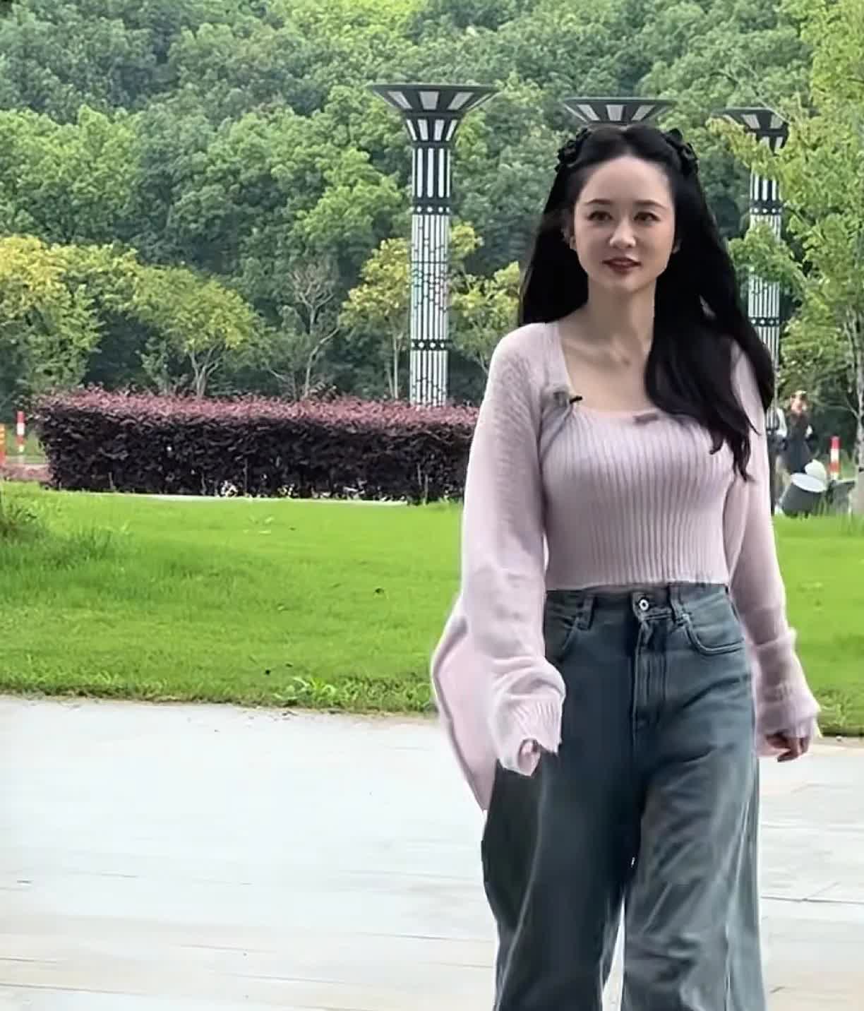 有一种中年少女叫陈乔恩，40几岁了，还绑着公主头，穿着少女装，并且还毫无违和感。
