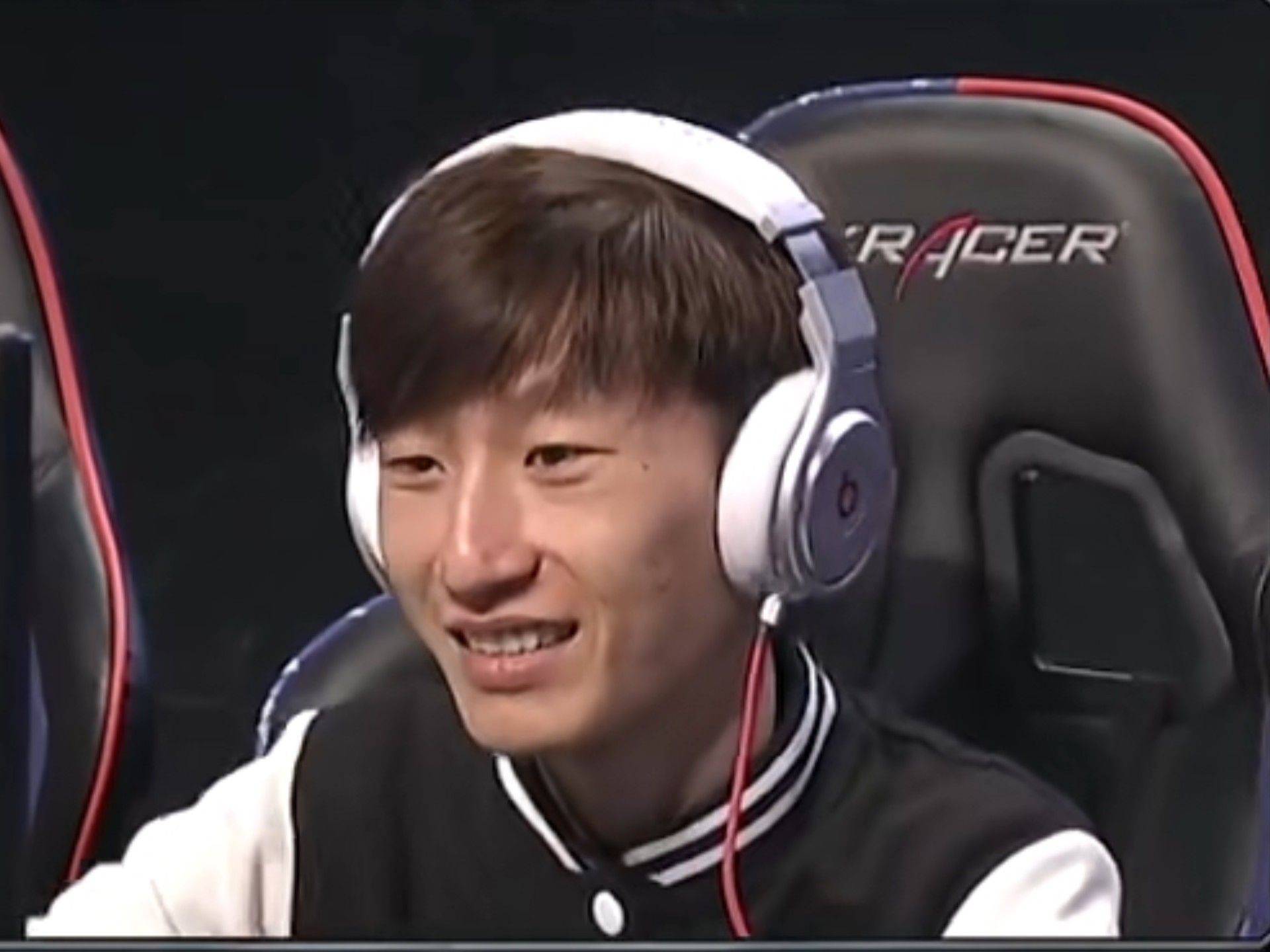 盘点LOL那些退役后直播混的风生水起的选手1、五五开，没出事前先天直播圣体，播什