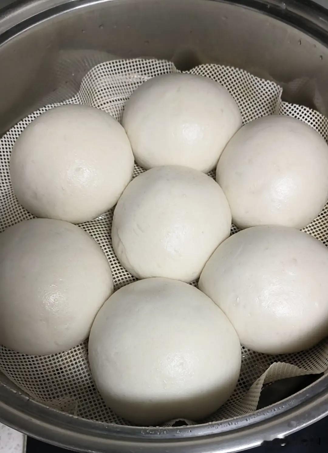 《七律•煮字温年》作者：转转看到半窗风月透纱帘，一枕清凉享清闲。轻