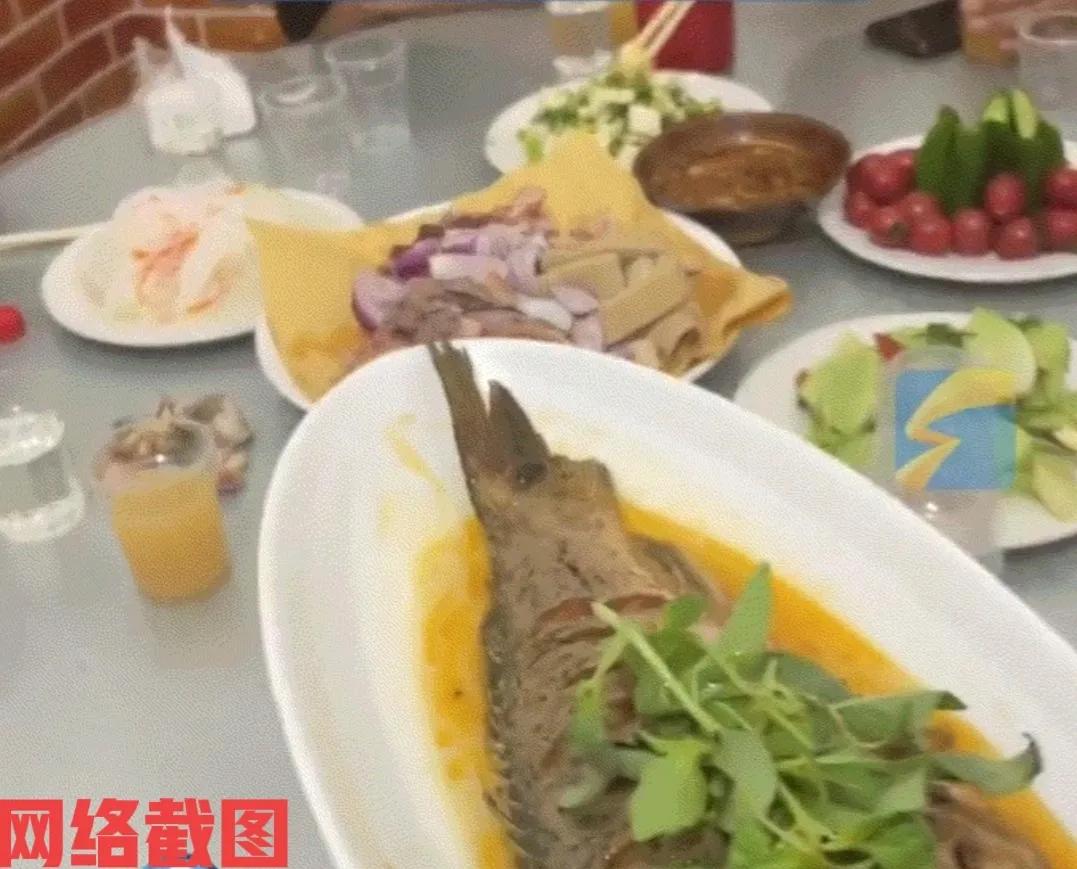 河南周口有男子一家人在饭店聚餐。这日男子一家人正在饭店吃饭，当男子看到老板突