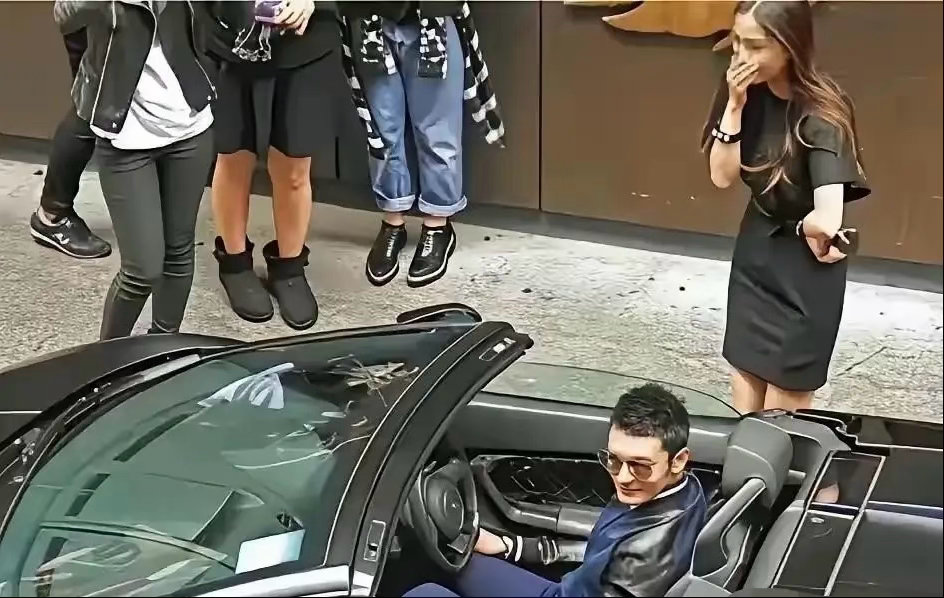 当年黄晓明送杨颖二手兰博基尼，她笑得像中了大奖现在回头看，这哪是惊喜，分明是场表演。​