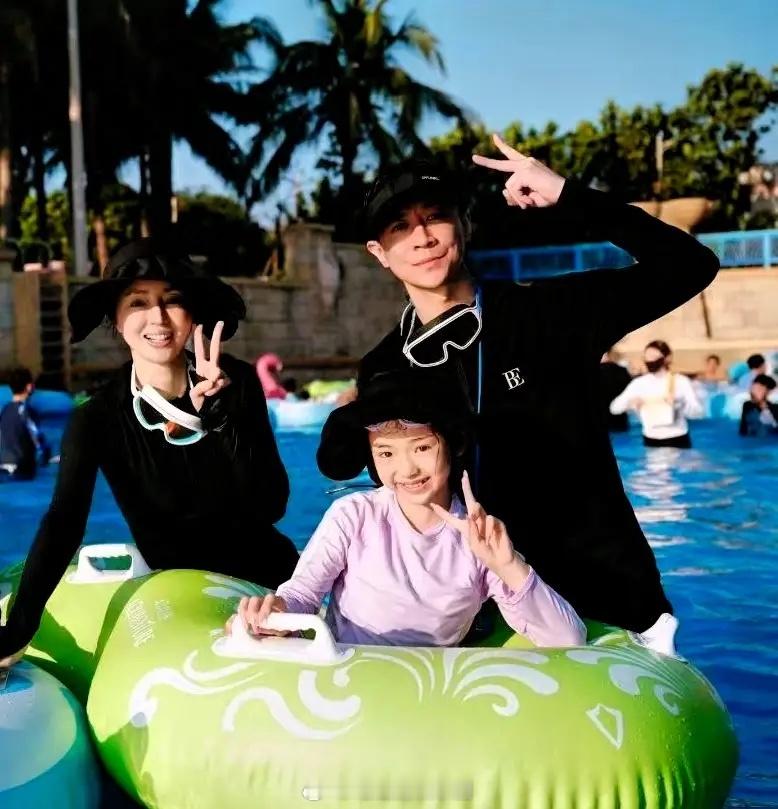 董璇张维伊在三亚过年，张维伊背着粉色包包，还挺贤惠，哈哈，看来现在爸爸的角色，他