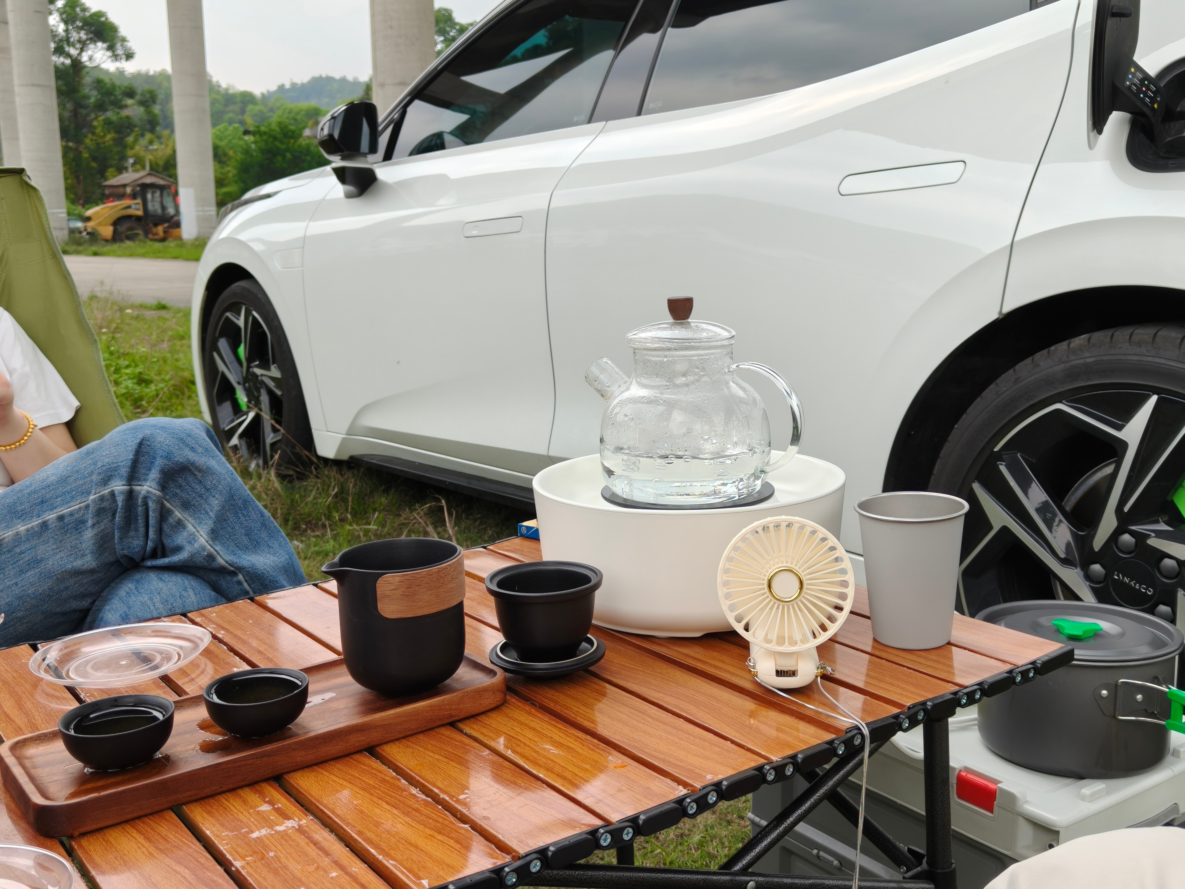 露营初体验，一年前买的放电插座终于派上用场了，找个安静的地方小桌一架，再煮一锅韩