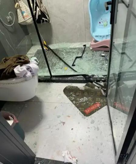 “悲剧还是发生了！”近日，浙江杭州，一9岁女孩在家洗澡，结果打开淋浴头没多久，淋