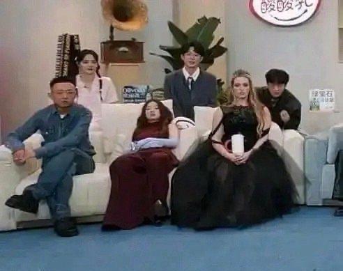 哈哈，“单依纯瘫坐简直在演我”这种感觉太真实啦！感觉她把很多打工人的日常疲惫状态